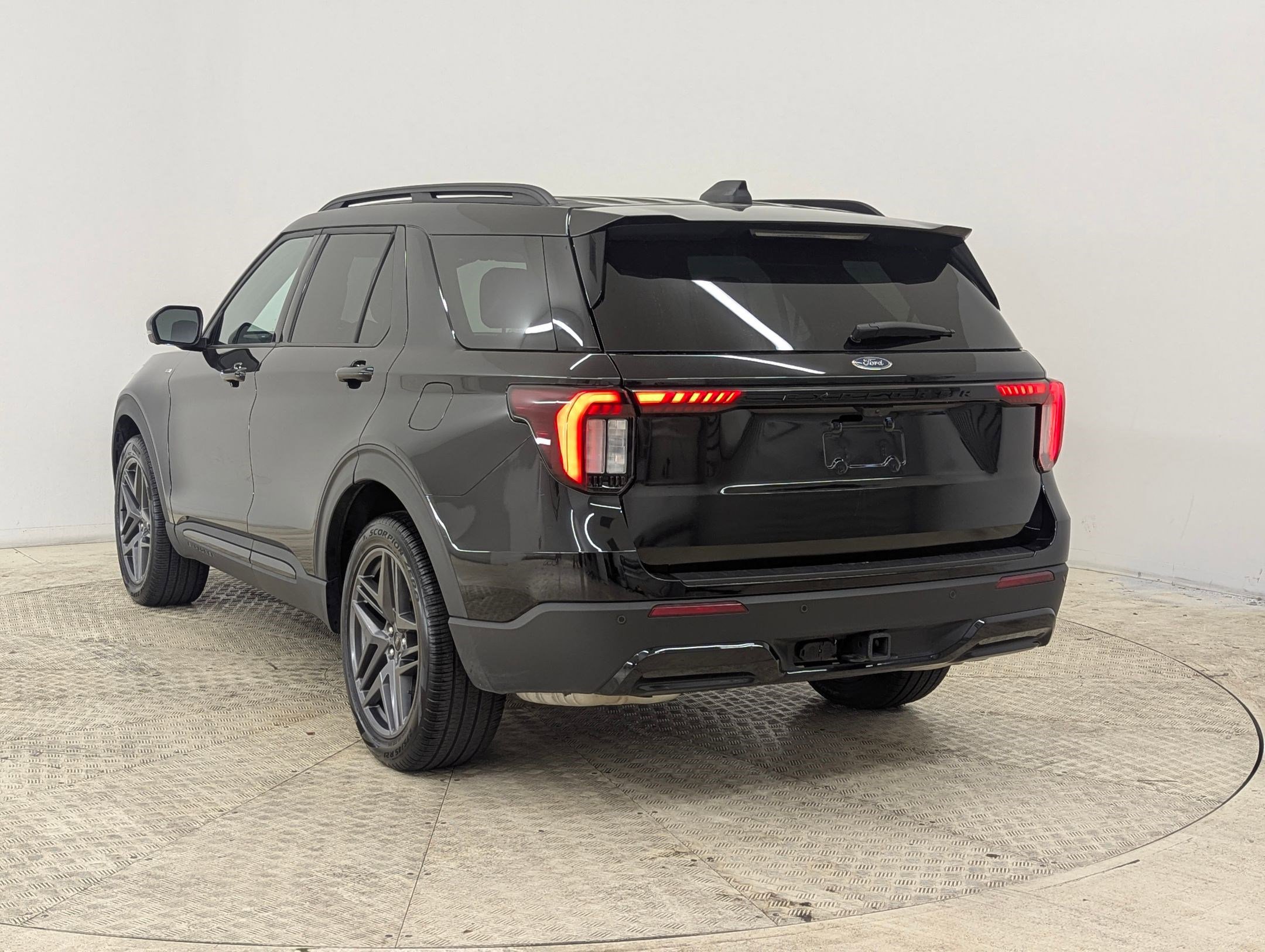 Certified 2025 Ford Explorer ST-Line w/ ST-Line Street Pack image 3