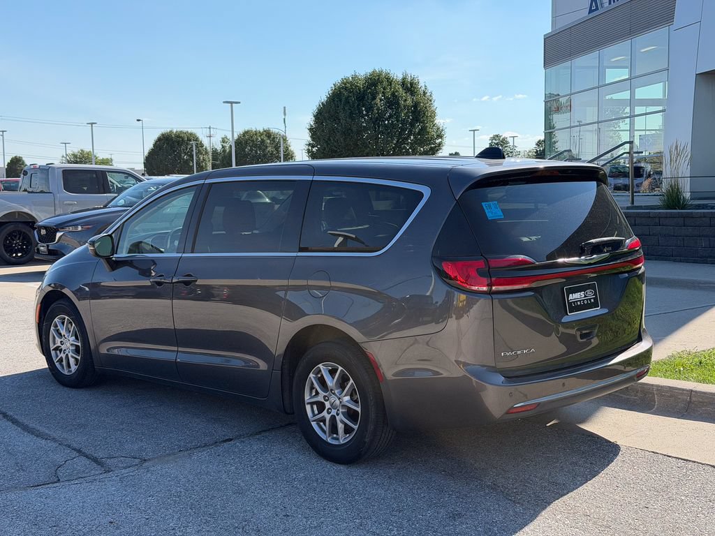 Used 2023 Chrysler Pacifica Touring-L FWD image 4
