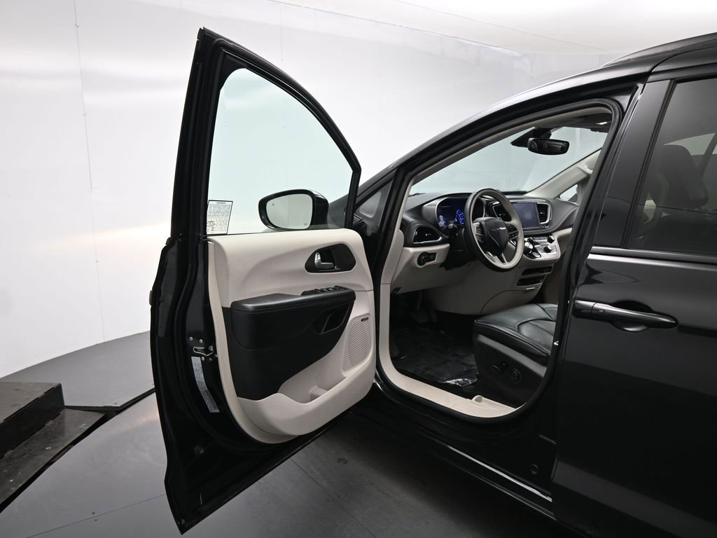 Used 2018 Chrysler Pacifica Limited w/ Advanced Safetytec Group image 37