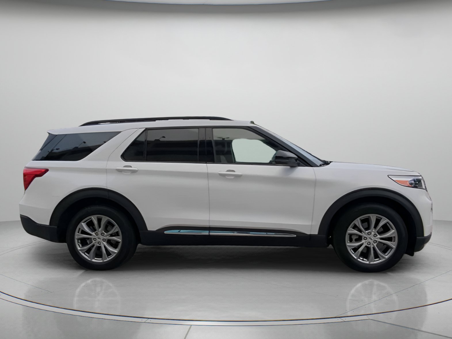 Certified 2023 Ford Explorer XLT w/ Equipment Group 202A RWD image 33