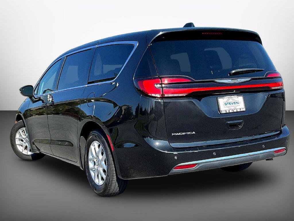 Used 2023 Chrysler Pacifica Touring-L FWD image 4