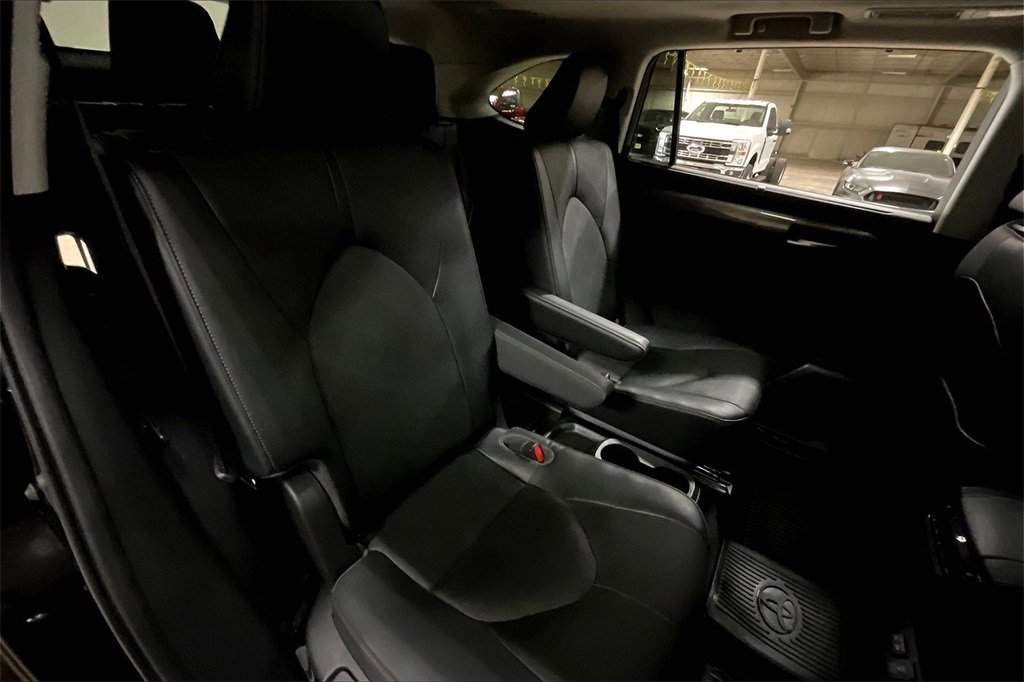 Used 2023 Toyota Highlander Platinum image 26