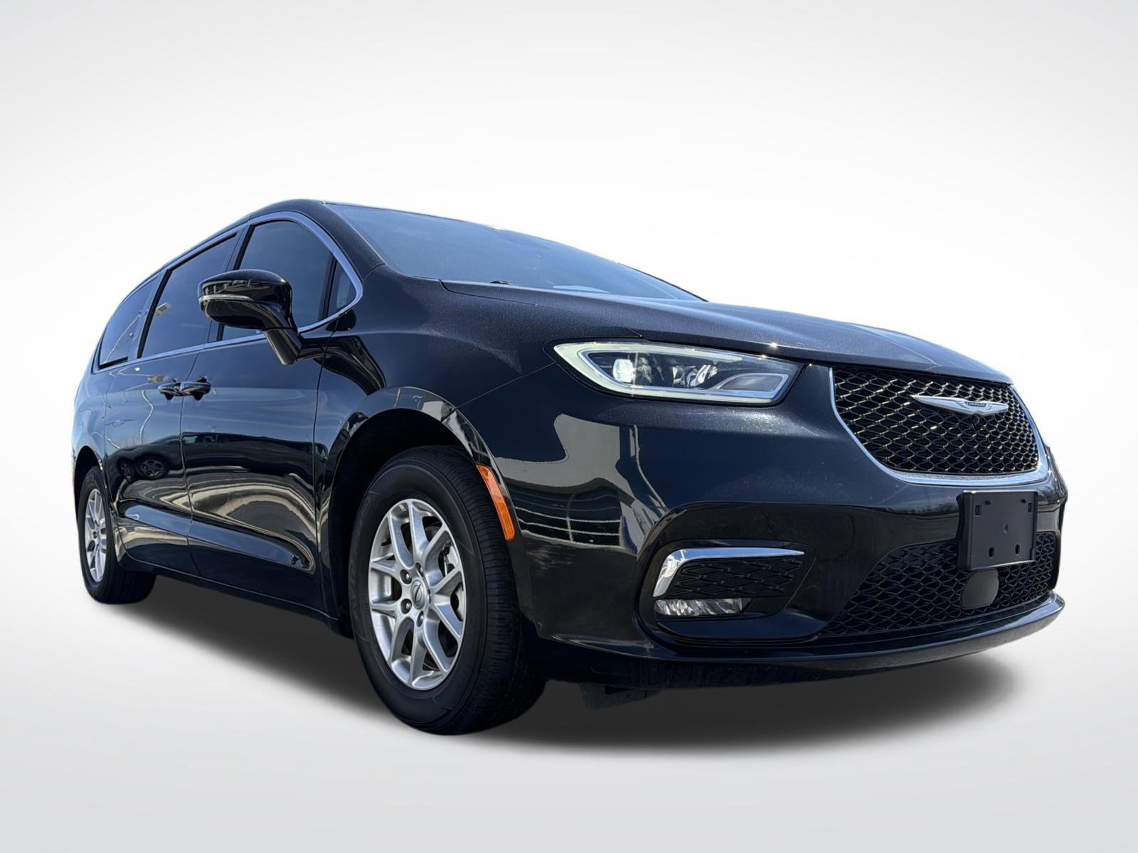 Used 2025 Chrysler Pacifica Select image 2