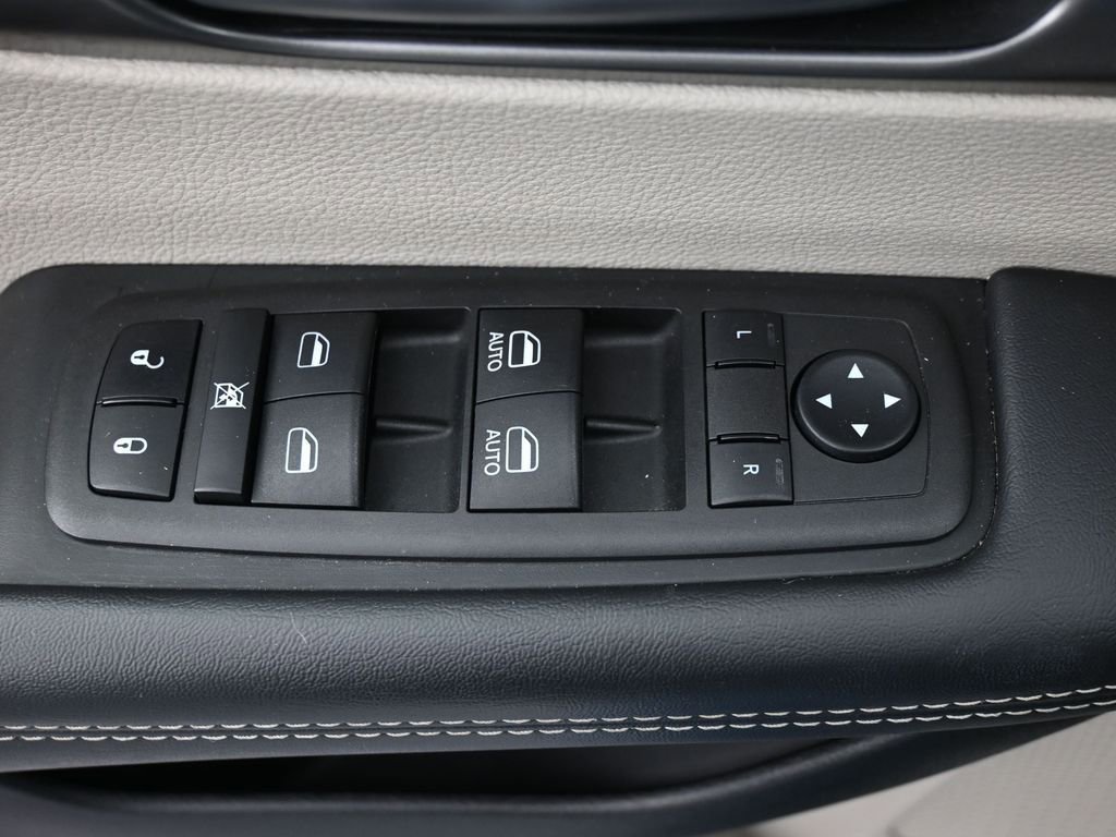Used 2023 Chrysler Pacifica Touring-L FWD image 25