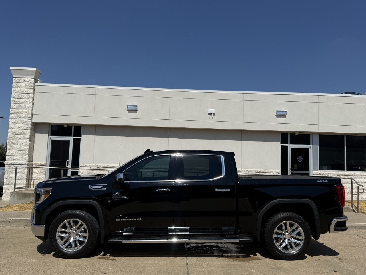 Used 2022 GMC Sierra 1500 SLT AWD/4WD image 3