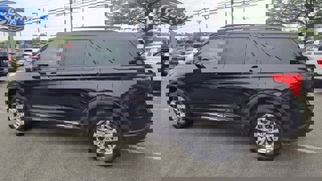 Certified 2022 Ford Explorer XLT w/ Equipment Group 202A image 3