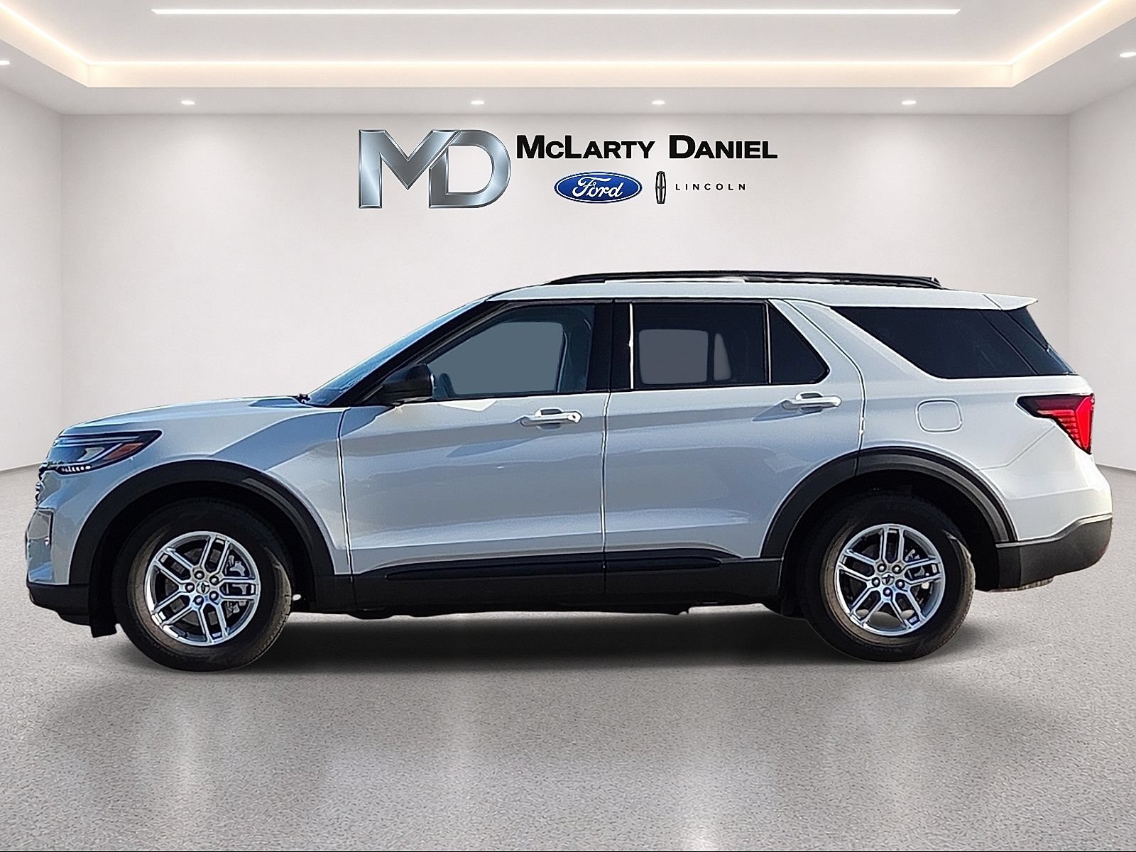 Certified 2026 Ford Explorer Active RWD image 3