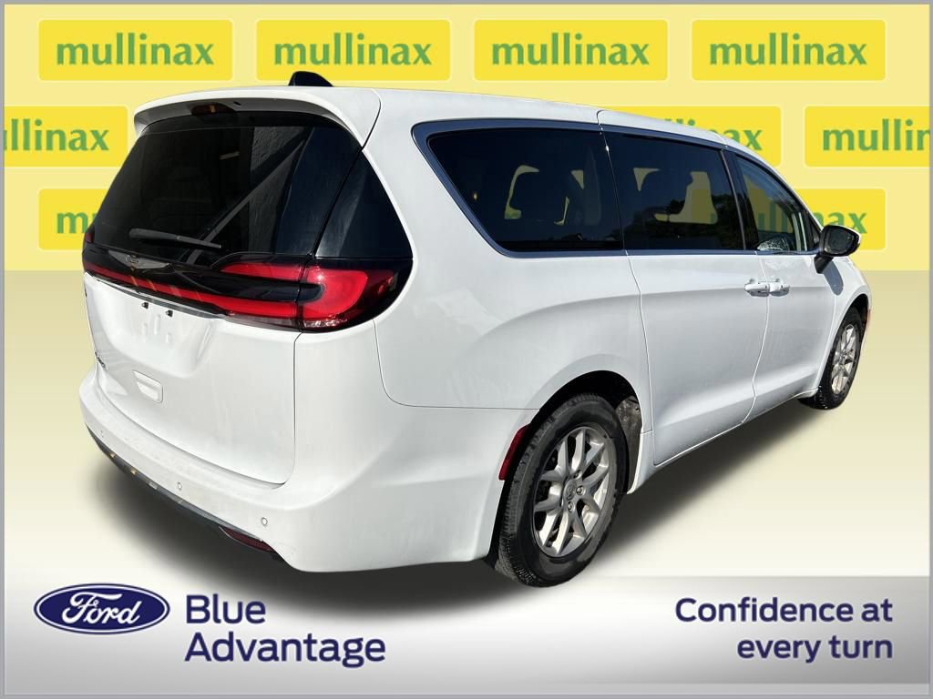 Used 2023 Chrysler Pacifica Touring-L image 2