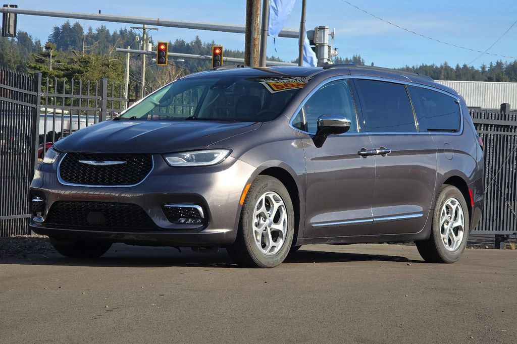 Used 2023 Chrysler Pacifica Limited FWD image 7