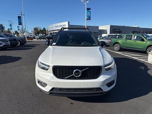 Used 2022 Volvo XC40 T5 R-Design w/ Advanced Package image 2