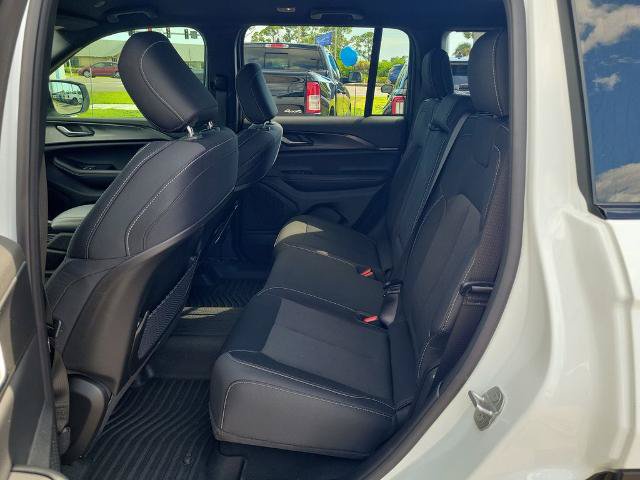 Used 2025 Jeep Grand Cherokee Laredo RWD image 10
