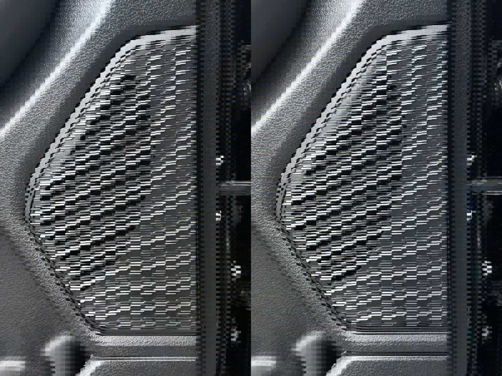 Used 2025 Jeep Grand Cherokee Laredo X image 32