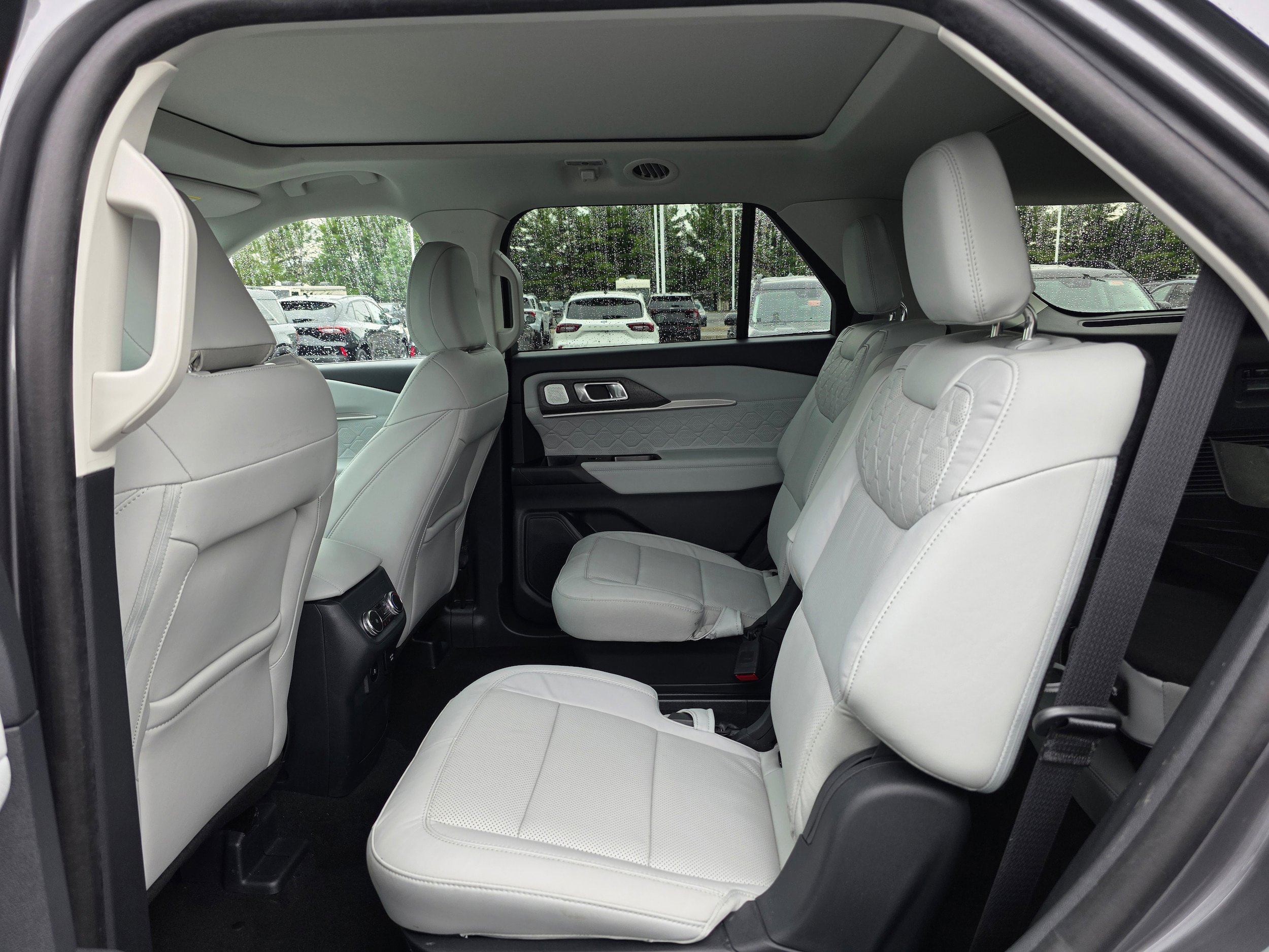 Certified 2025 Ford Explorer Platinum w/ Ultimate Package AWD/4WD image 10