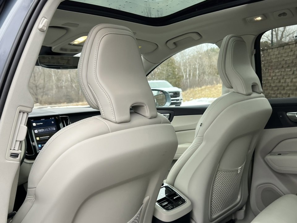 Used 2022 Volvo XC60 B5 Inscription image 36