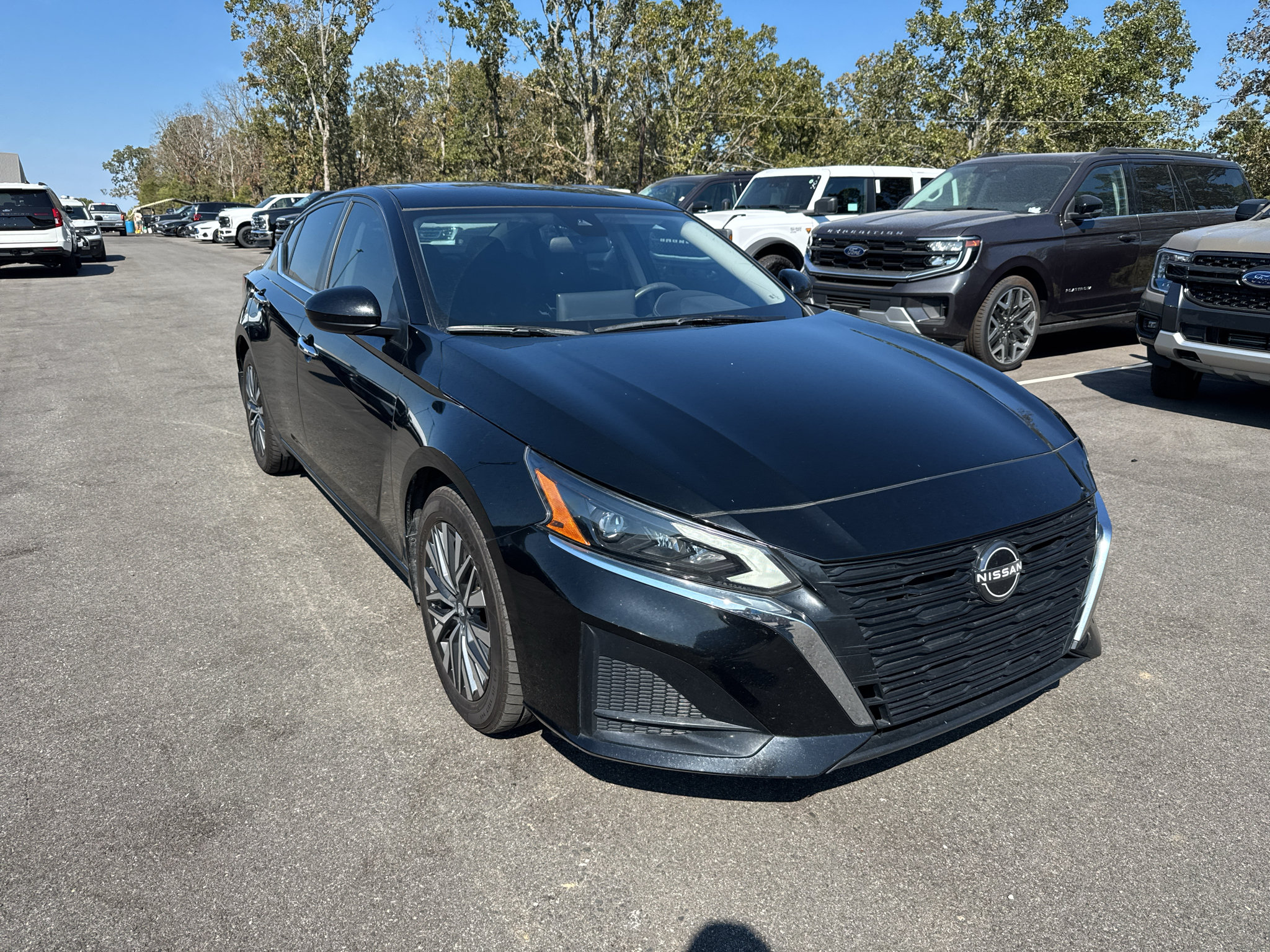 Used 2024 Nissan Altima 2.5 SV w/ SV Premium Package FWD image 3