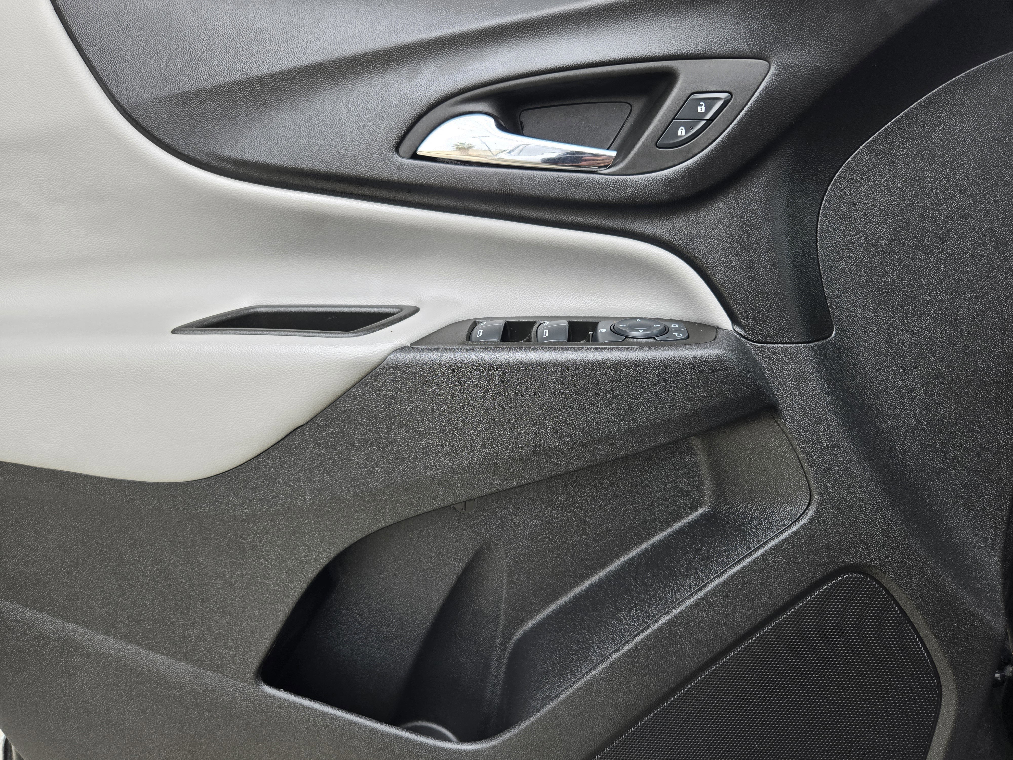 Used 2024 Chevrolet Equinox LS w/ Midnight Edition image 17