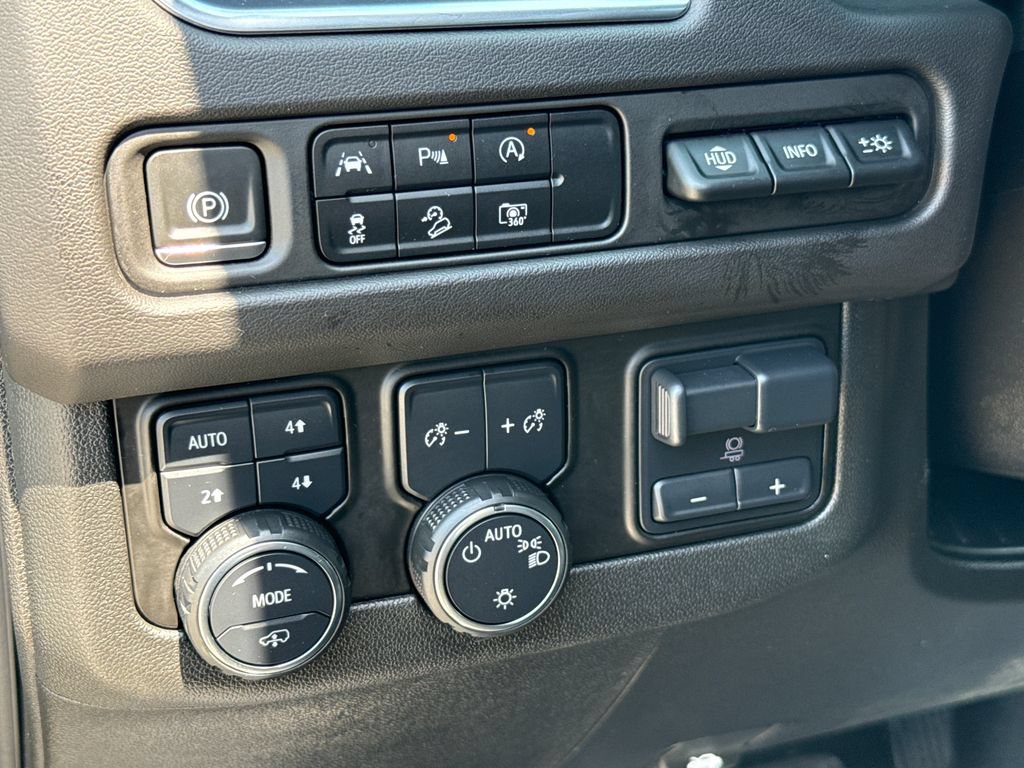 Used 2024 Chevrolet Suburban High Country AWD/4WD image 15