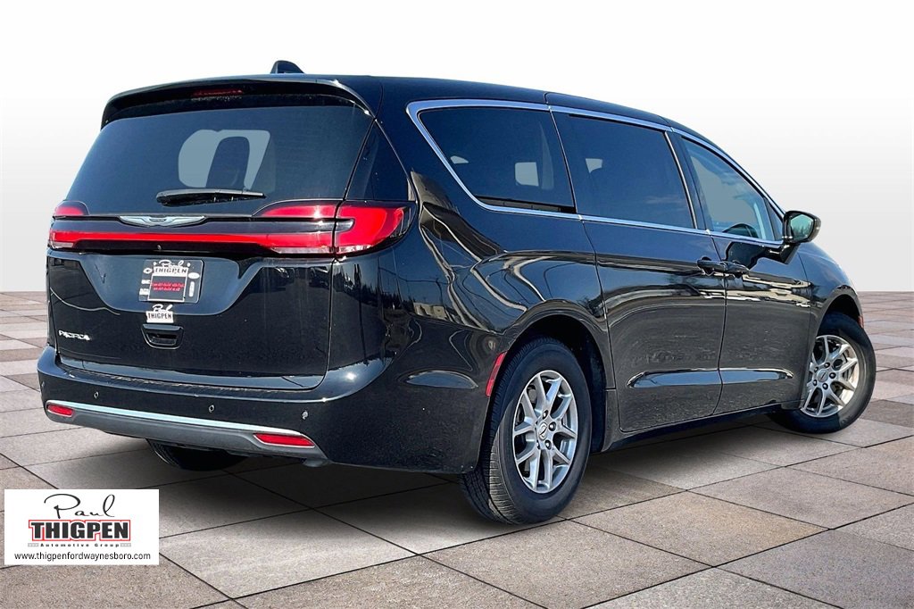 Used 2024 Chrysler Pacifica Touring-L image 12