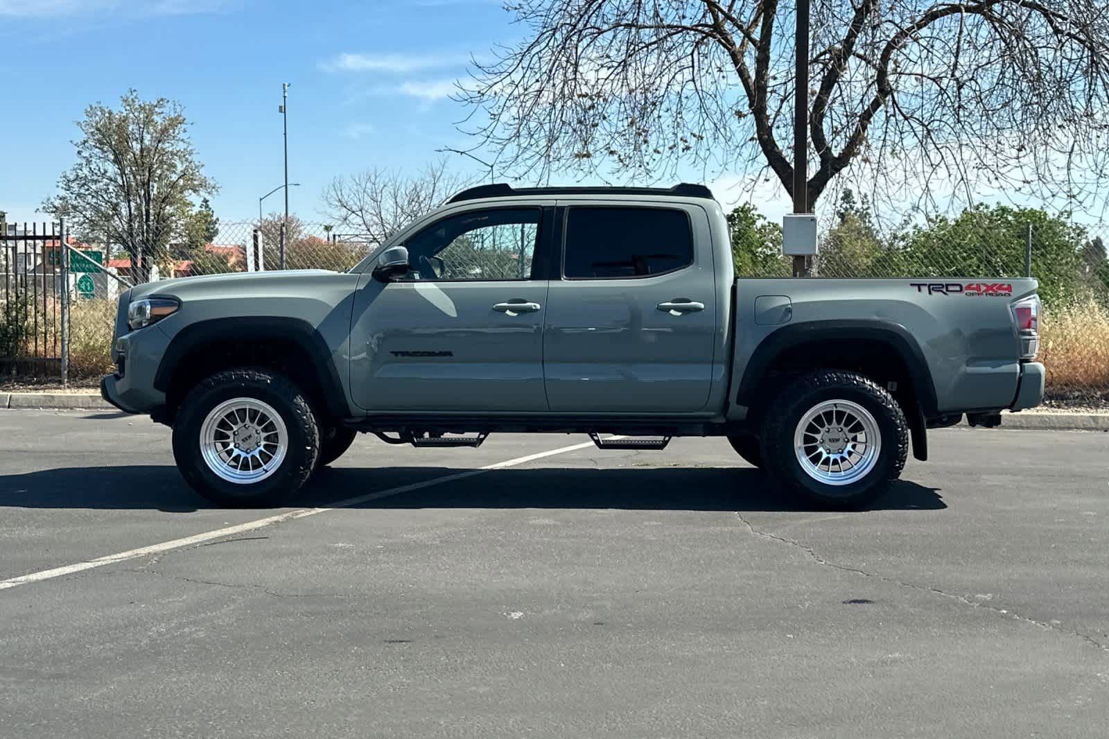 Used 2022 Toyota Tacoma TRD Off-Road w/ TRD Premium Off Road Package image 5