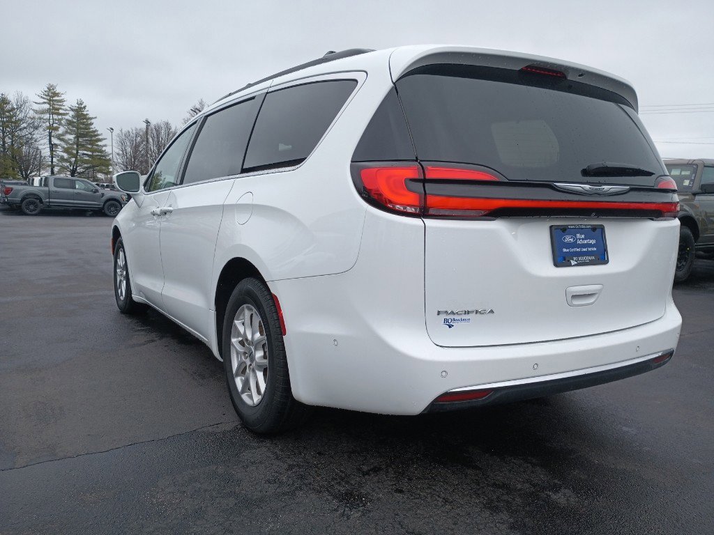 Used 2022 Chrysler Pacifica Touring-L w/ Uconnect Theater Family Group image 3