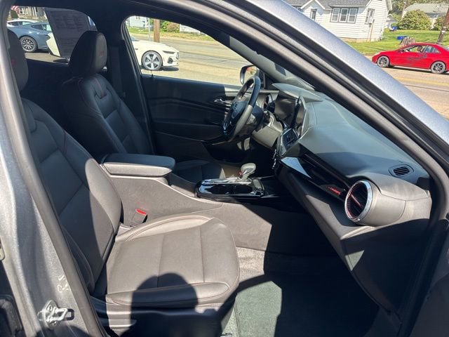 Used 2025 Chevrolet Trax RS w/ Sunroof Package FWD image 32