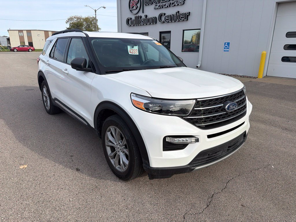 Certified 2023 Ford Explorer XLT w/ Equipment Group 202A AWD/4WD image 3