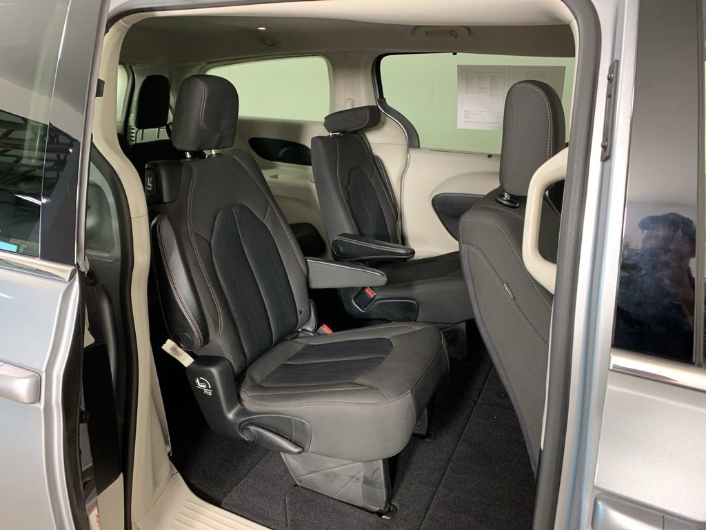 Used 2020 Chrysler Pacifica Touring w/ Advanced Safetytec Group FWD image 34