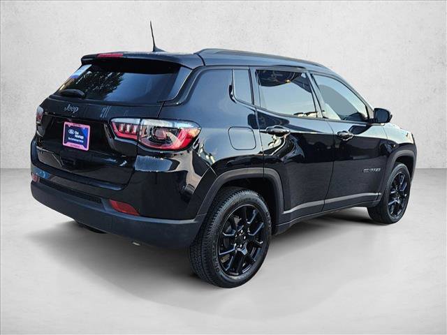 Used 2024 Jeep Compass Latitude w/ Convenience Group AWD/4WD image 5