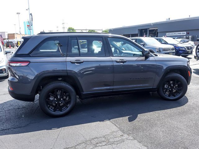 Used 2024 Jeep Grand Cherokee Altitude AWD/4WD image 11