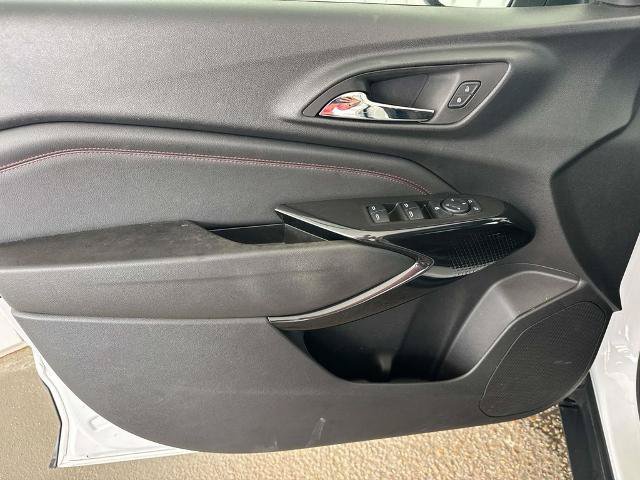 Used 2025 Chevrolet Trax RS w/ Sunroof Package FWD image 23