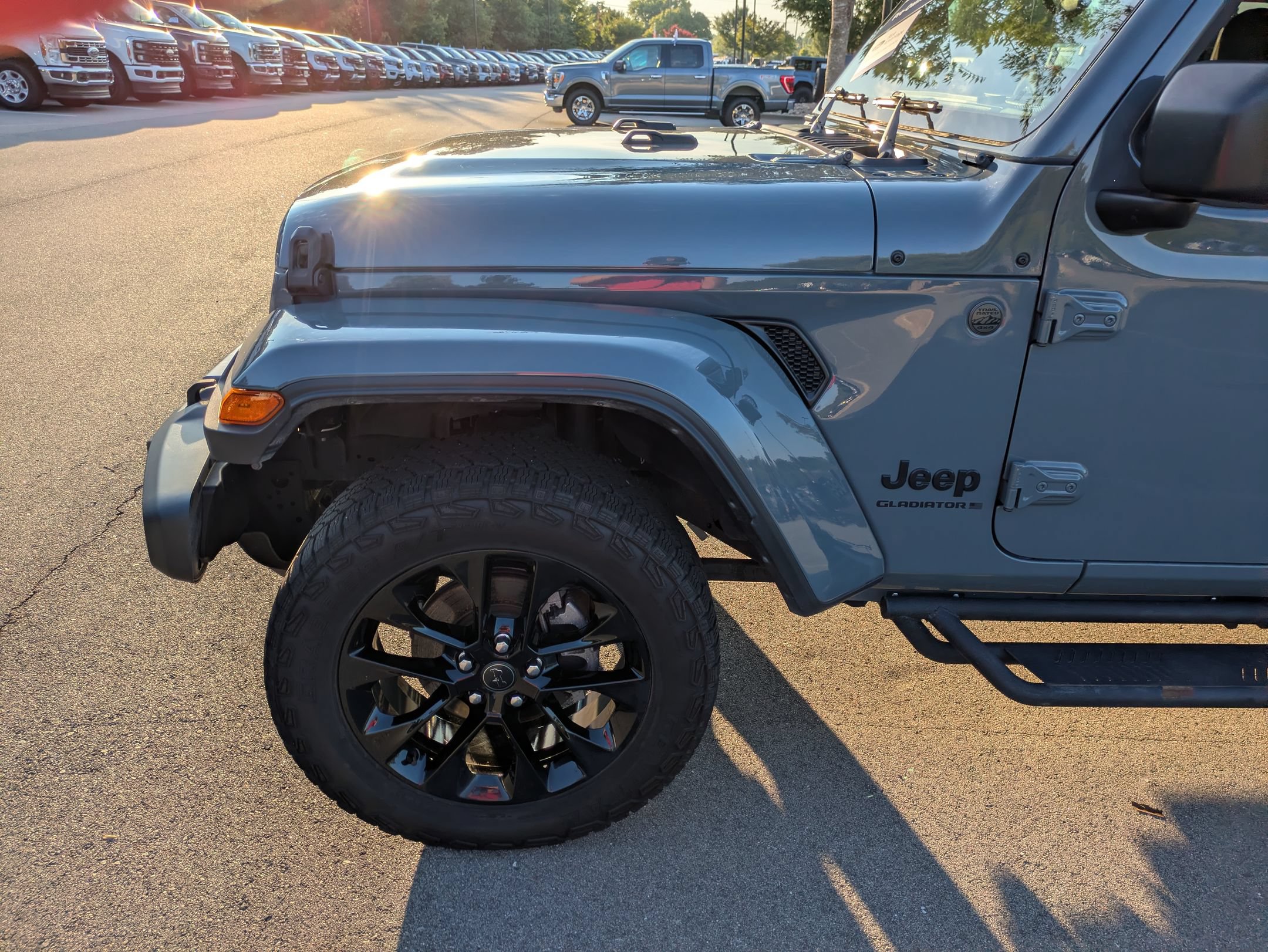 Used 2025 Jeep Gladiator Sport AWD/4WD image 9