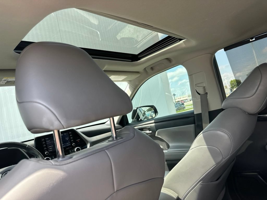 Used 2021 Toyota Highlander XLE AWD/4WD image 19
