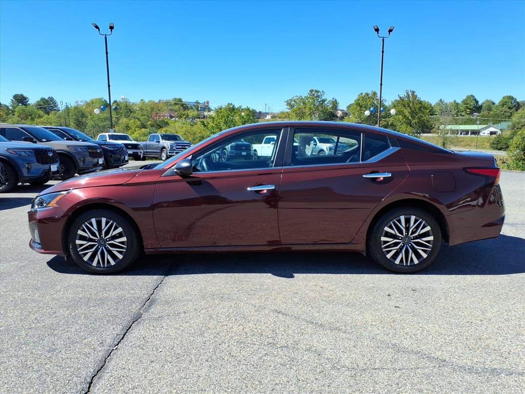 Used 2025 Nissan Altima 2.5 SV FWD image 2