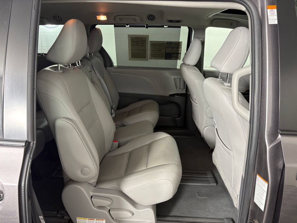Used 2020 Toyota Sienna XLE FWD image 38