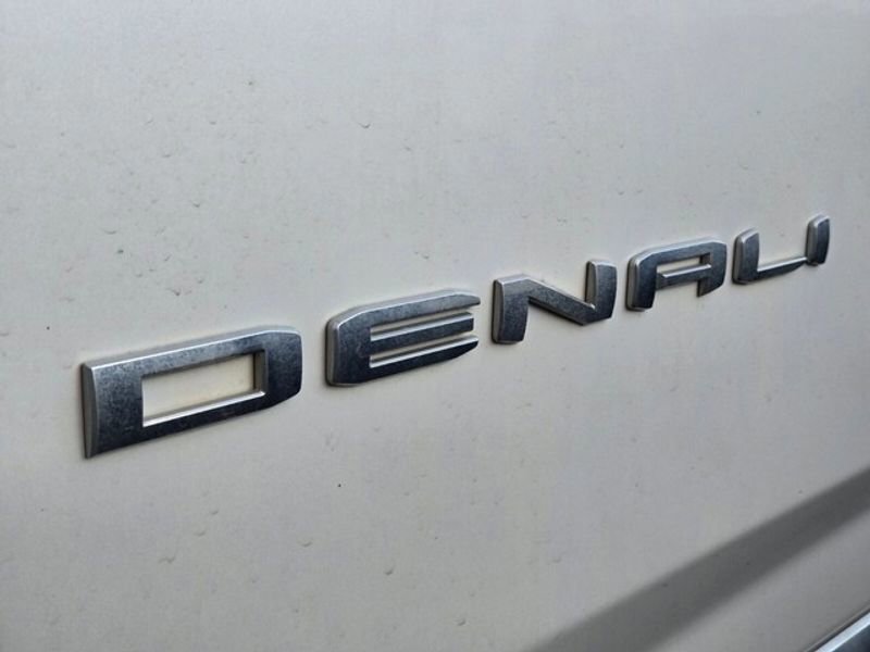 Used 2023 GMC Yukon Denali image 6