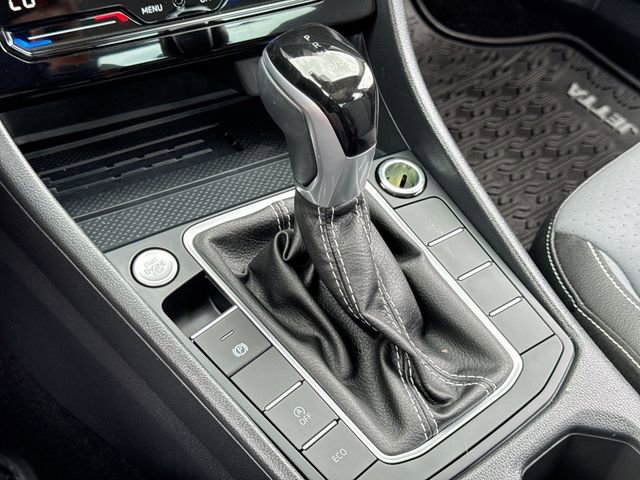 Used 2025 Volkswagen Jetta SE w/ Sunroof Package FWD image 19