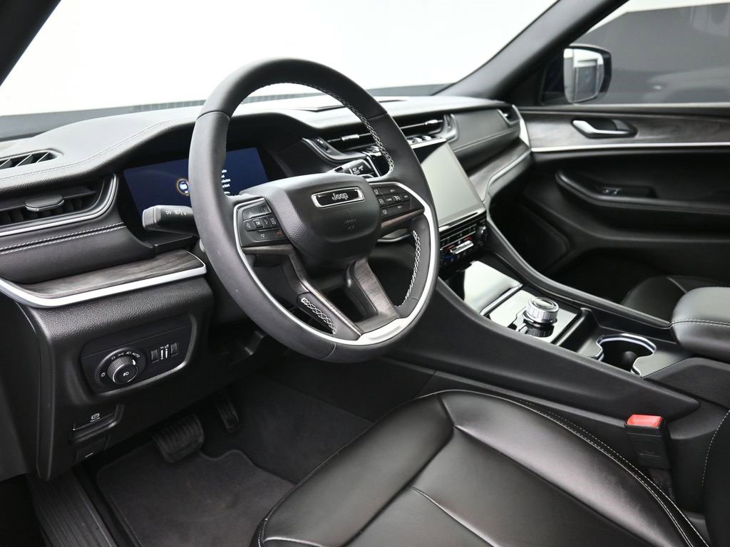 Used 2024 Jeep Grand Cherokee L Limited w/ Black Appearance Package image 18