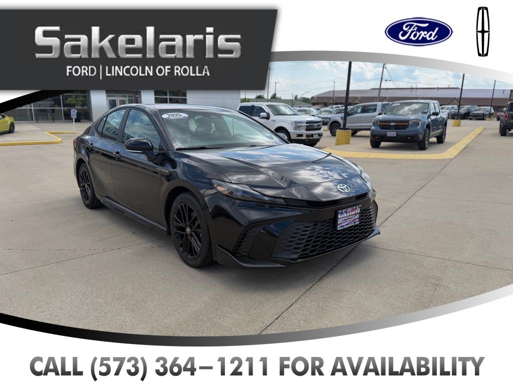 Used 2025 Toyota Camry SE FWD image 3