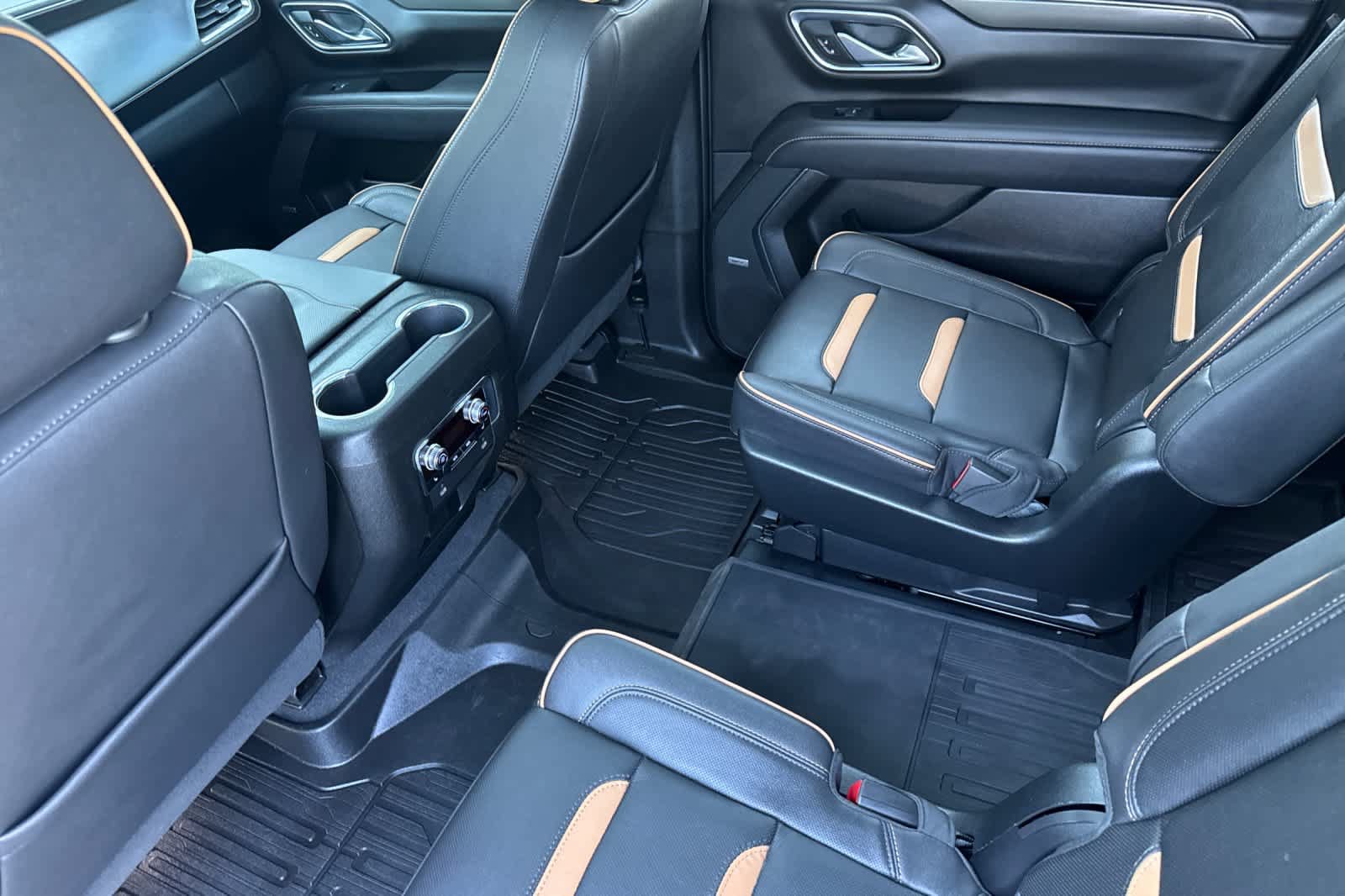 Used 2023 GMC Yukon XL AT4 w/ AT4 Premium Plus Package AWD/4WD image 4