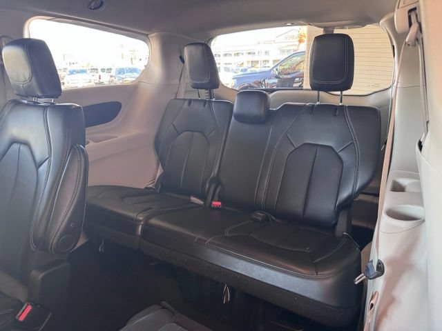 Used 2024 Chrysler Pacifica Touring-L FWD image 12