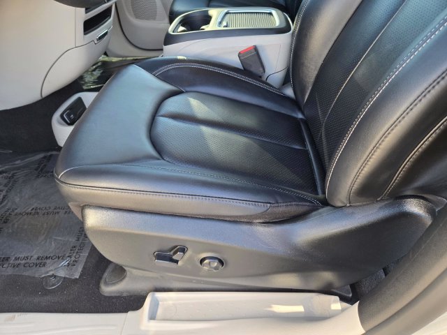 Used 2024 Chrysler Pacifica Touring-L FWD image 32