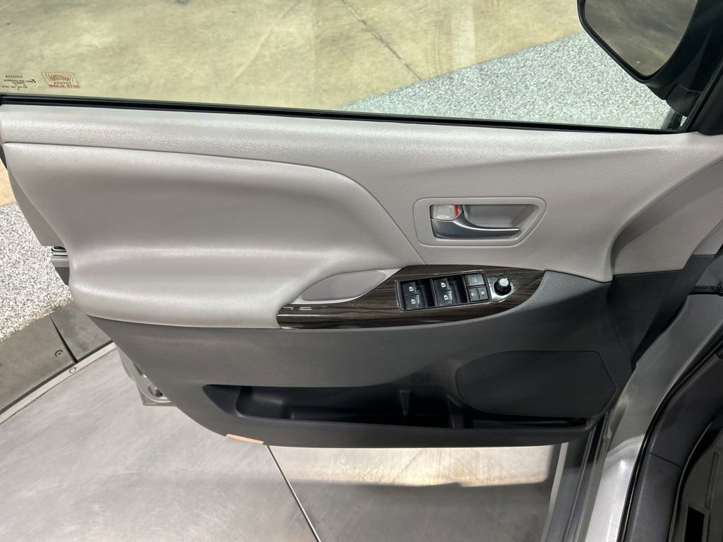 Used 2020 Toyota Sienna XLE FWD image 15