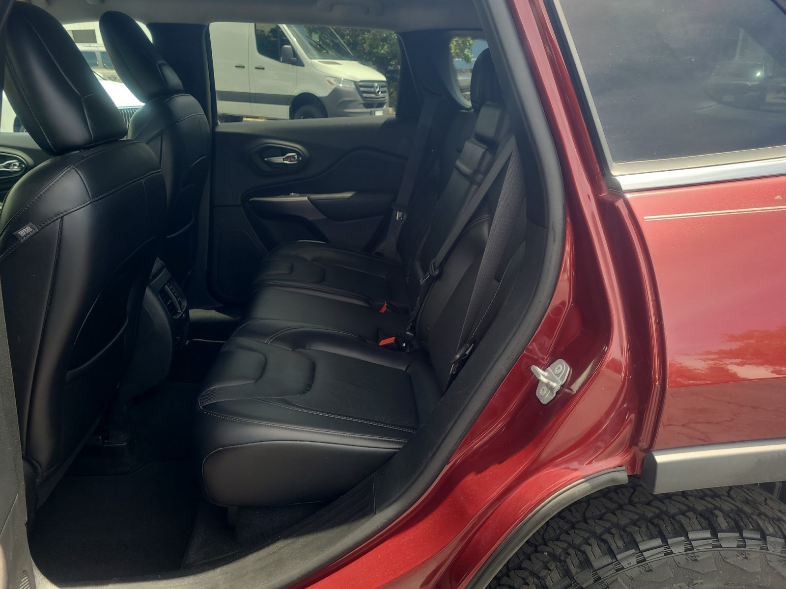 Used 2019 Jeep Cherokee Limited w/ Technology Group AWD/4WD image 17