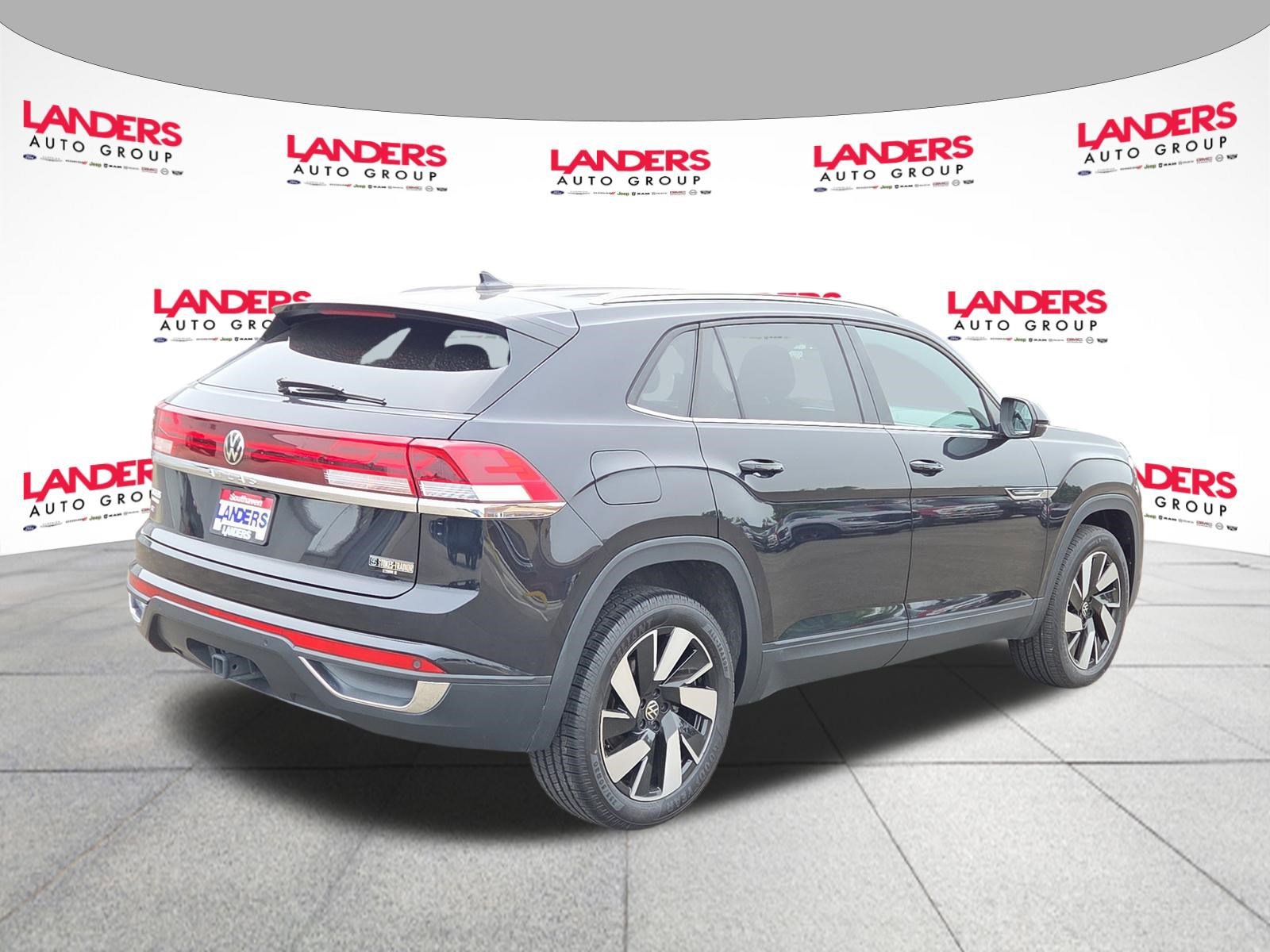 Used 2024 Volkswagen Atlas Cross Sport SE FWD image 3