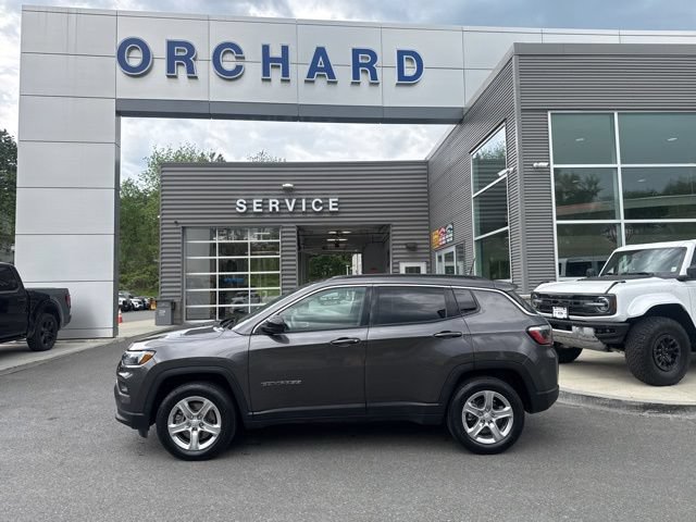 Used 2024 Jeep Compass Latitude AWD/4WD image 2