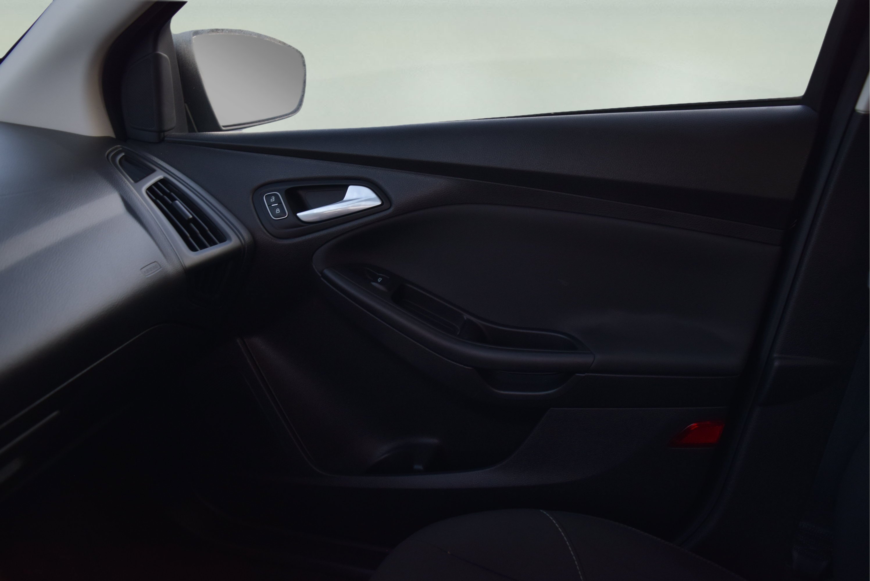 Certified 2018 Ford Focus SE FWD image 16