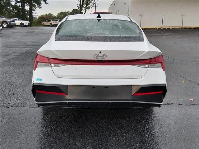 Used 2025 Hyundai Elantra SEL FWD image 5
