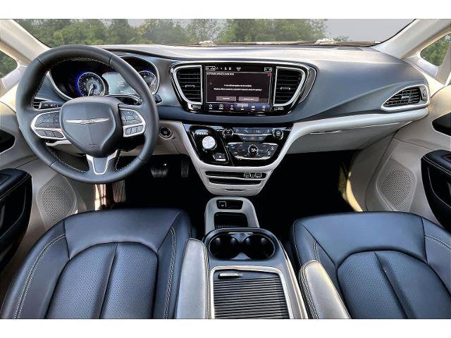 Used 2024 Chrysler Pacifica Touring-L FWD image 7