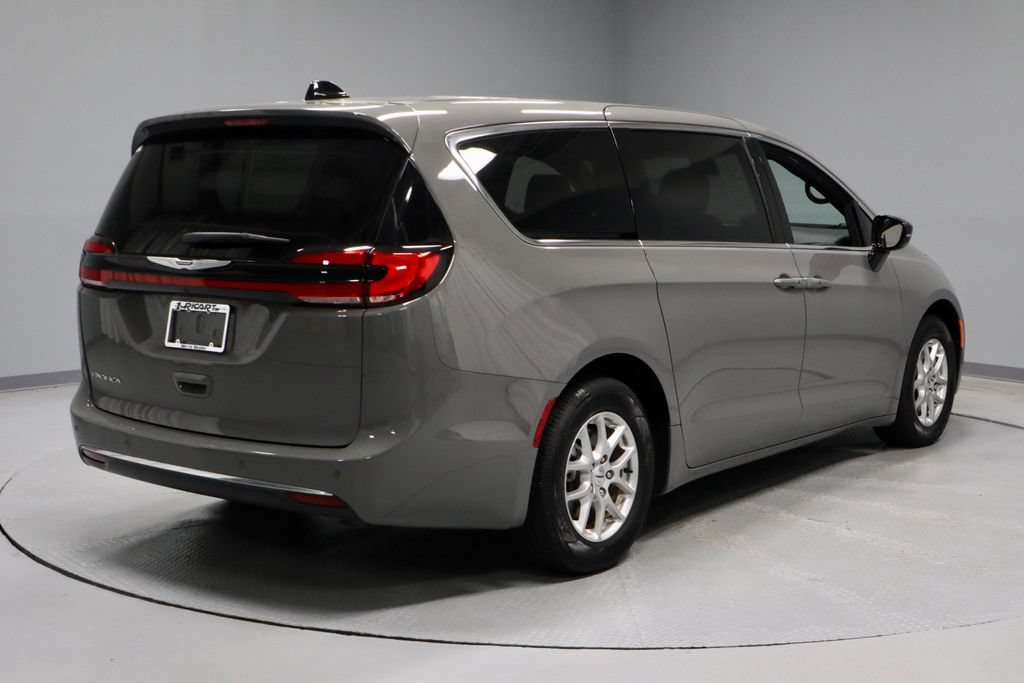 Used 2025 Chrysler Pacifica Select FWD image 12
