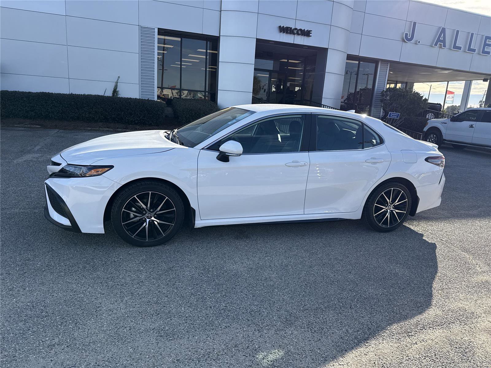 Used 2024 Toyota Camry SE image 4